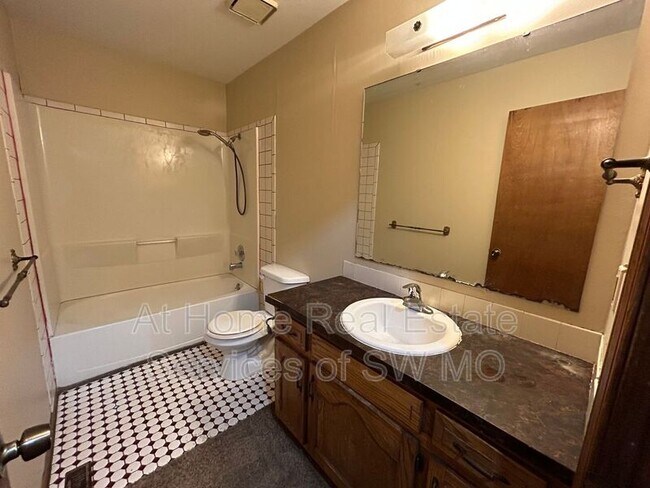Building Photo - 459 W Grand St