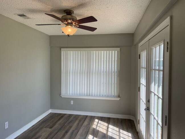 Building Photo - Charming 3 Bedroom