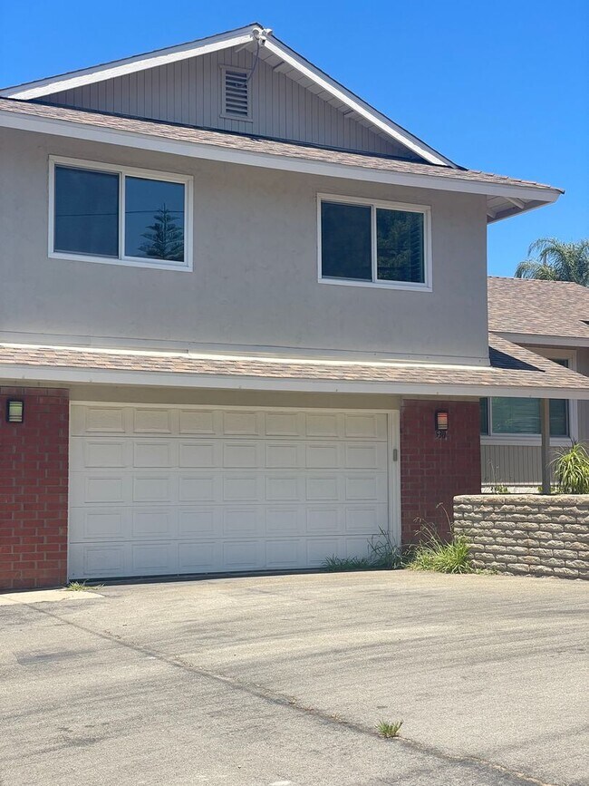 Foto del edificio - Live Large in this Outstanding 4 bed / 3 bath