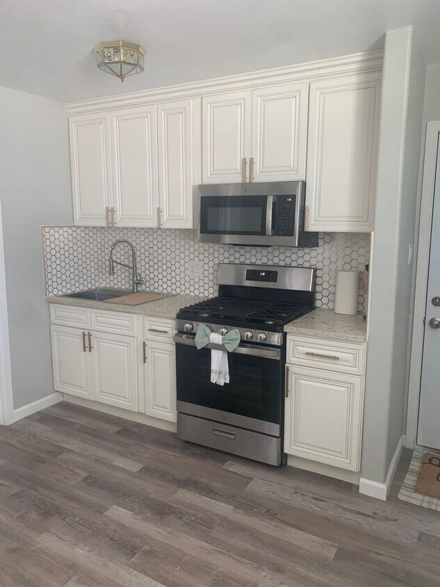 Foto principal - Furnished, Upstairs Apartment with 2 bedro...