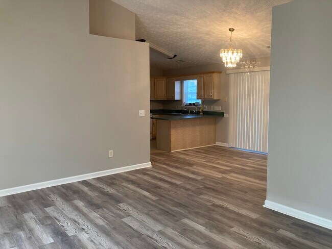 Living room / kitchen - 2033 Hawksmoor Dr
