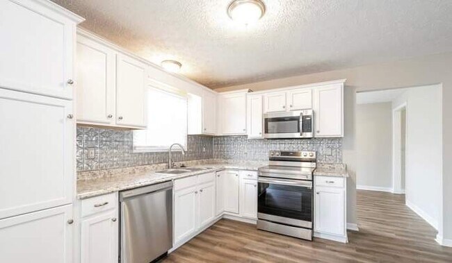 Building Photo - 2614 Fernwood Ave