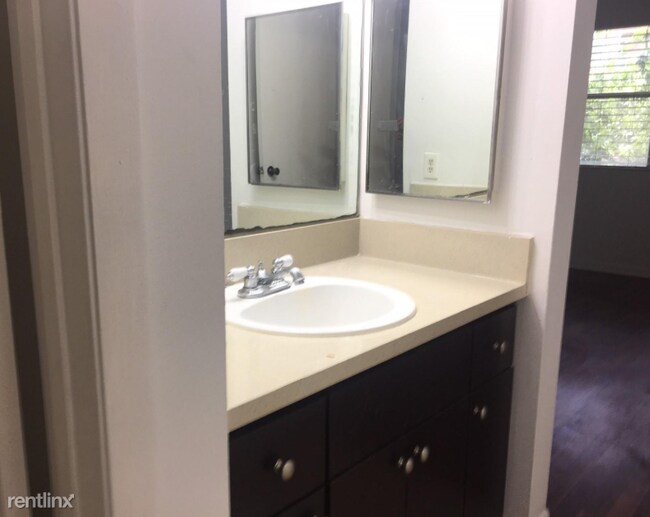 Foto del edificio - 2 br, 2 bath  - 2218 SW 81st Ave