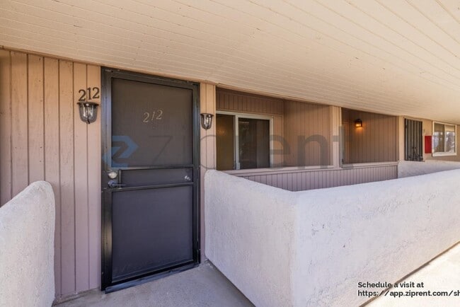 Foto del edificio - 2825 N Los Felices Rd