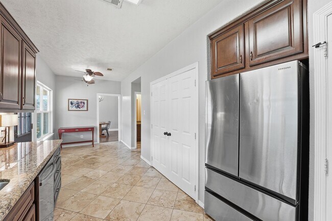 Building Photo - 6215 Lake Chase Ct