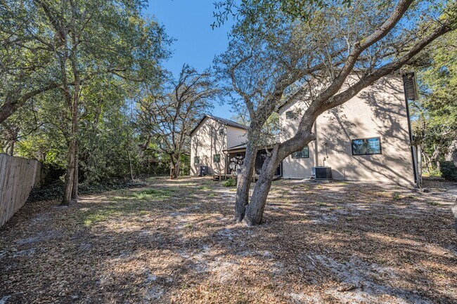 Building Photo - Beautiful executive Townhome