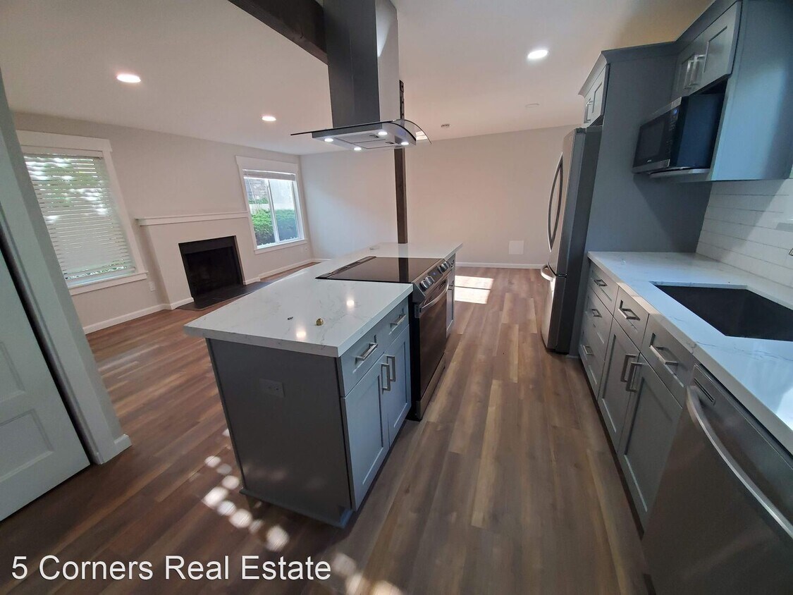 Foto principal - 2 br, 2.5 bath House - 2323 North 113th Place