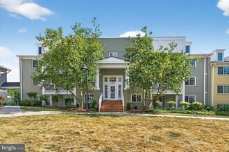 Building Photo - 4071 S Four Mile Run Dr