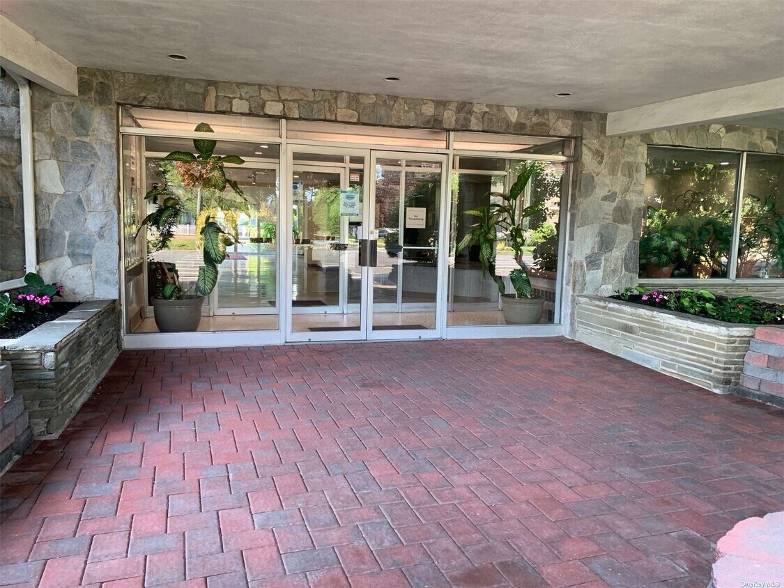 Primary Photo - 250 W Merrick Rd