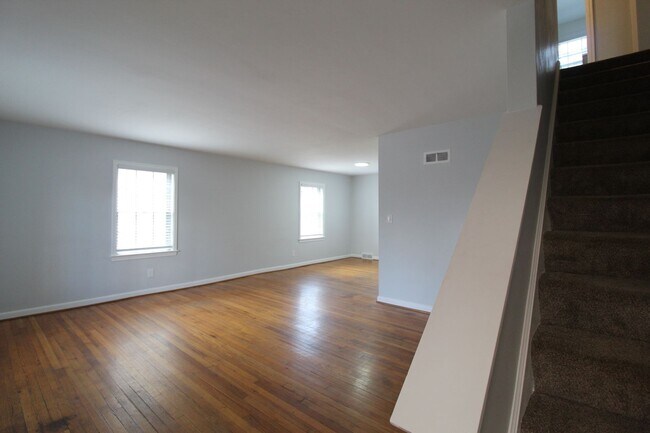 Foto del edificio - April FREE On This 2 Bedroom 1 Bath Duplex In The Waldo Area