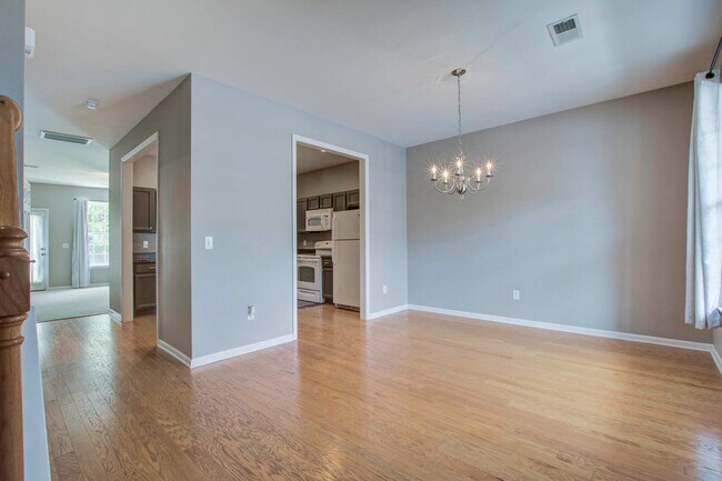 Building Photo - 811 Hemingway Cir