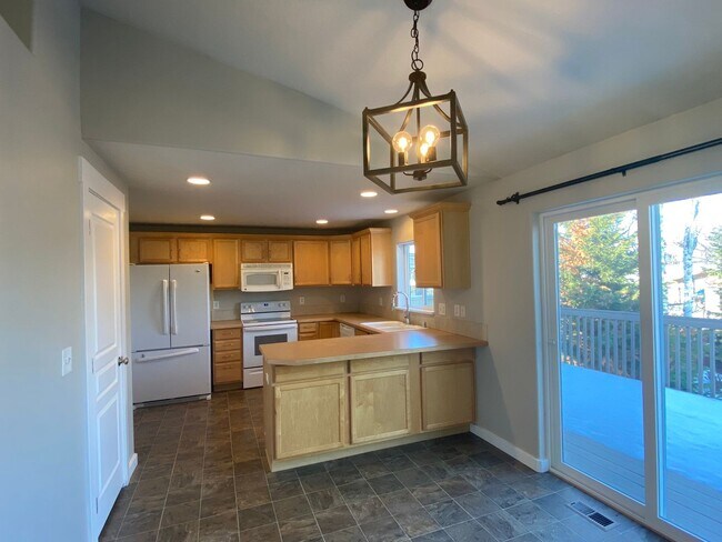 Building Photo - Beautiful 4-bedroom 2.5 bath home located ...