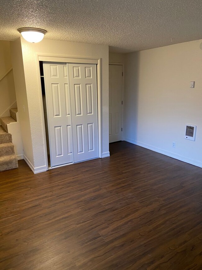 Foto del edificio - Remodeled River Road Townhome