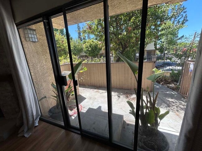 Building Photo - Charming End-Unit Townhome in the Heart of Chatsworth