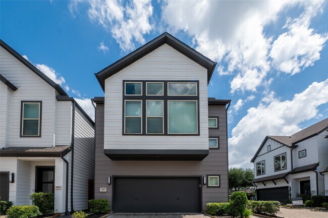 Foto del edificio - 963 Lilly Flower Ln