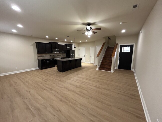 Foto del edificio - 3-Bedroom 2.5 Bathroom with Walk In Closets and 2-Car Garage For Rent