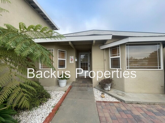 Foto del edificio - Wonderful home in North Salinas Four bedroom with pool