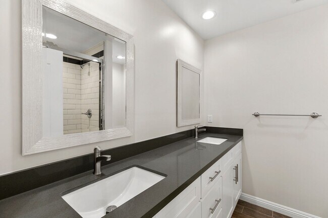 Foto del edificio - 3 Bedroom & 2.5 Bathroom Townhome with 2 Car Garage & Laundry