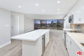 Building Photo - 4265 Marina City Dr