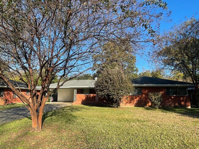 Building Photo - Spacious Brick Home Located In Broadmoor