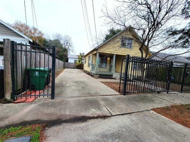 Building Photo - 4407 Brady St