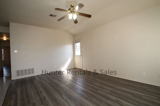Building Photo - Daybreak Duplex!