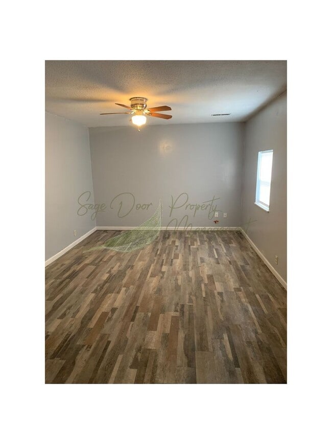 Building Photo - 119 NE State Hwy E