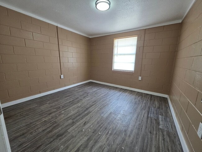 Foto del edificio - 2 Bedroom 1 Bath Brick Unit