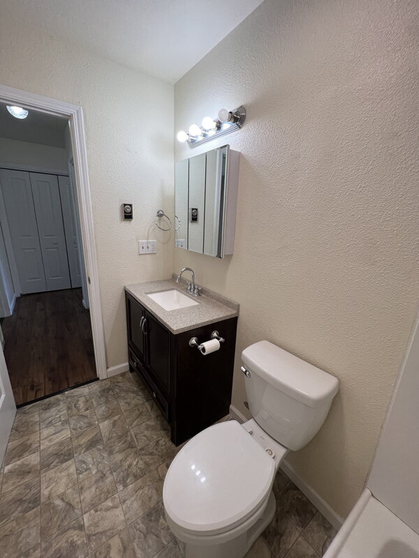 Foto del edificio - 1826 N Crestmont Dr