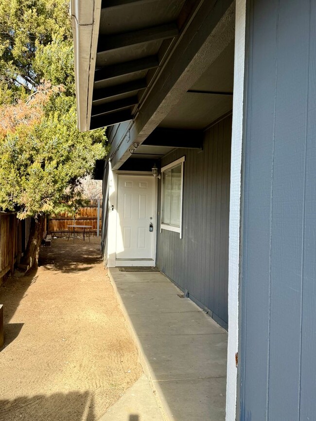 Building Photo - Freshly Updated 2 Bedroom Home with Garage in Sparks