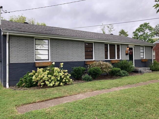 Building Photo - Cute Ranch Home in South Nashville, 3 Bedr...