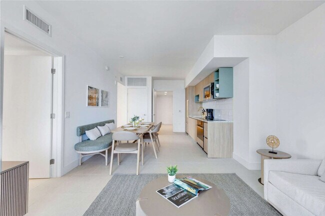 Building Photo - 601 NE 1st Ave