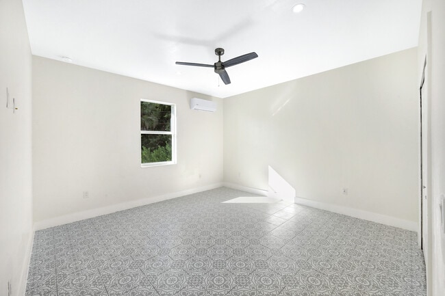 Building Photo - 167 5th St