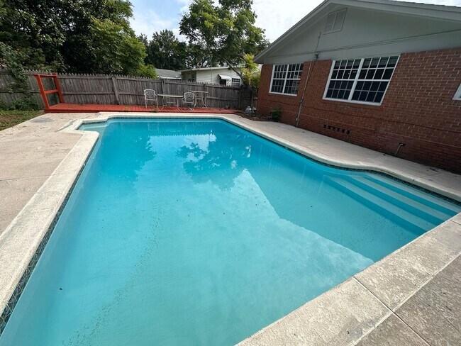 Foto del edificio - 4br 2ba home with pool in Arlington