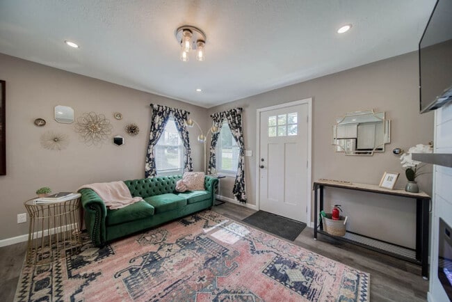 Building Photo - 1402 Iowa St