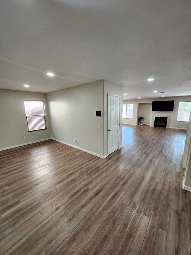 Building Photo - Beautiful 5 Bedroom House fully remodeled....