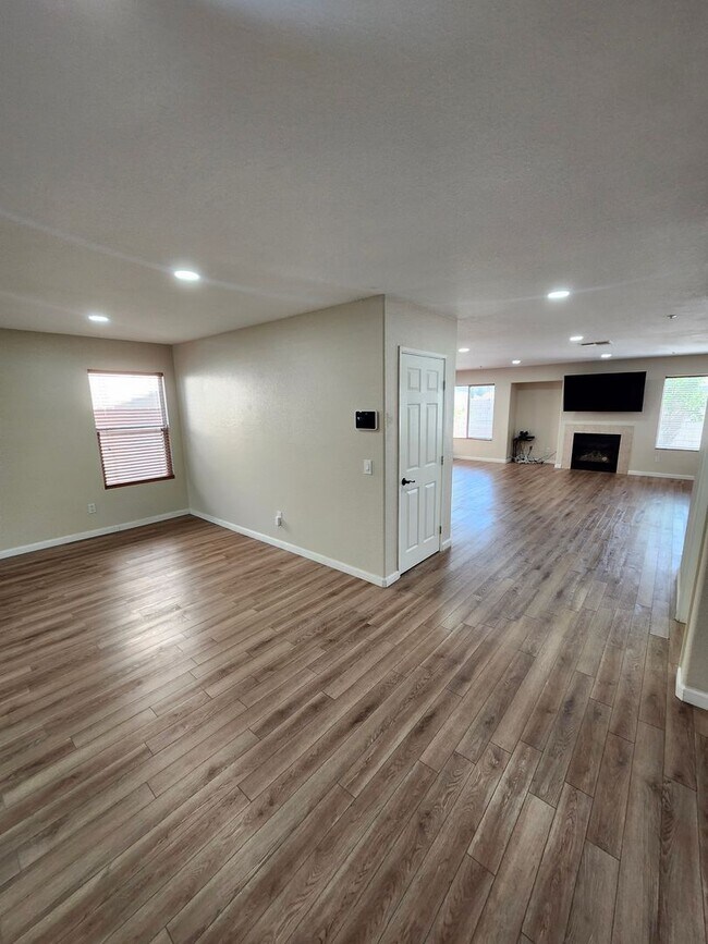 Foto del edificio - Beautiful 5 Bedroom House fully remodeled....