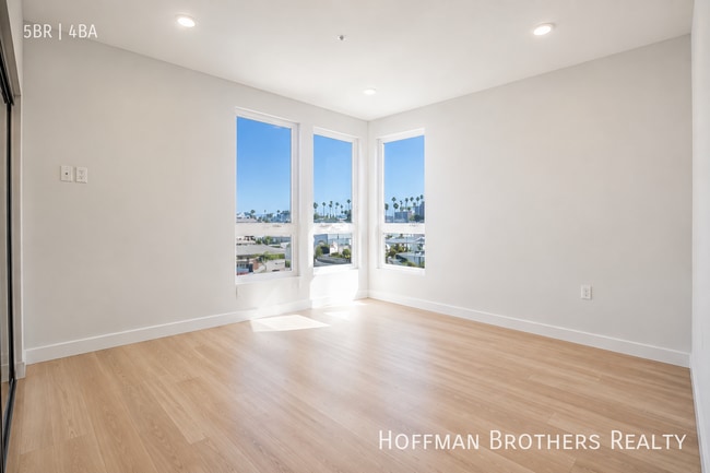 Building Photo - 856 S Gramercy Dr
