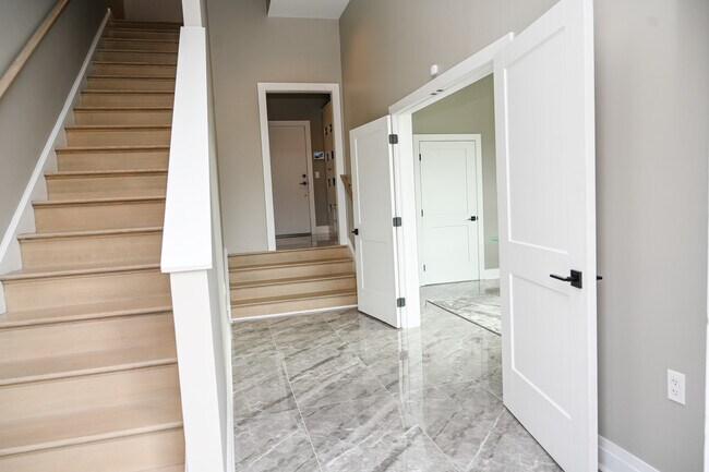 Vestíbulo del primer piso - 943 N Fairfax St