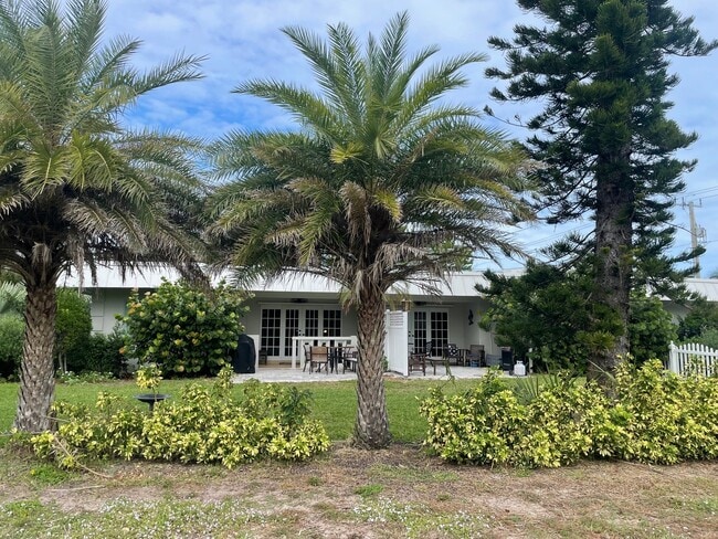 Building Photo - 4026 Silver Palm Dr