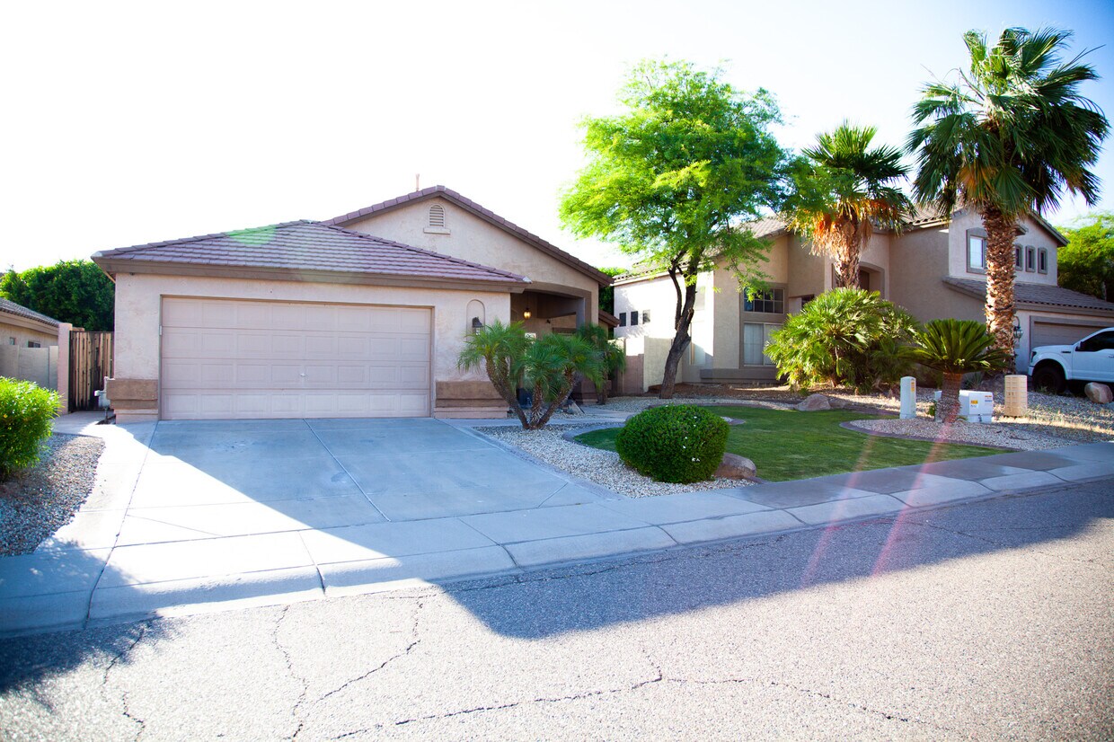 Foto principal - 16044 S 18th Ave