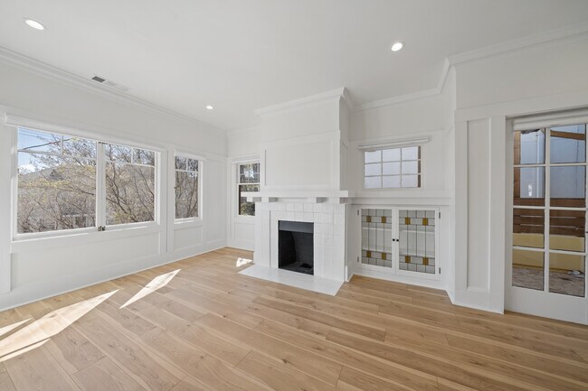 living rm - 4119 Howe St