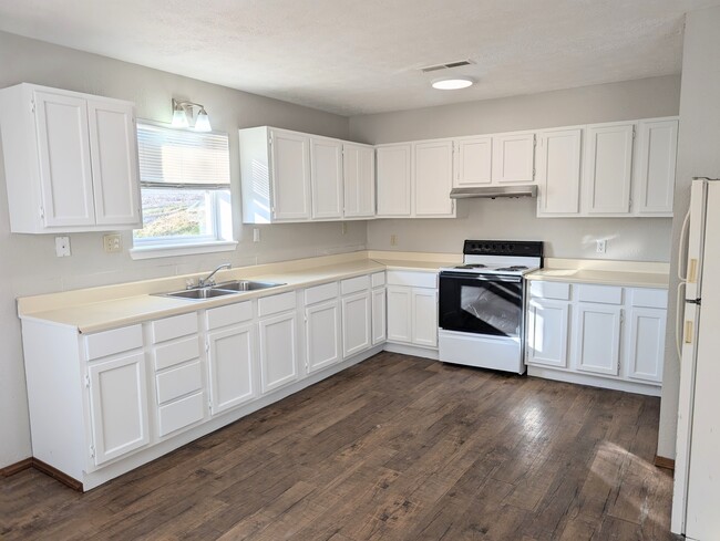 Kitchen with fridge and oven range - 303 E Washington St