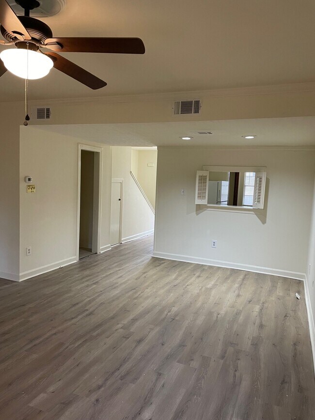 Foto del edificio - 910 Pinehurst Pl