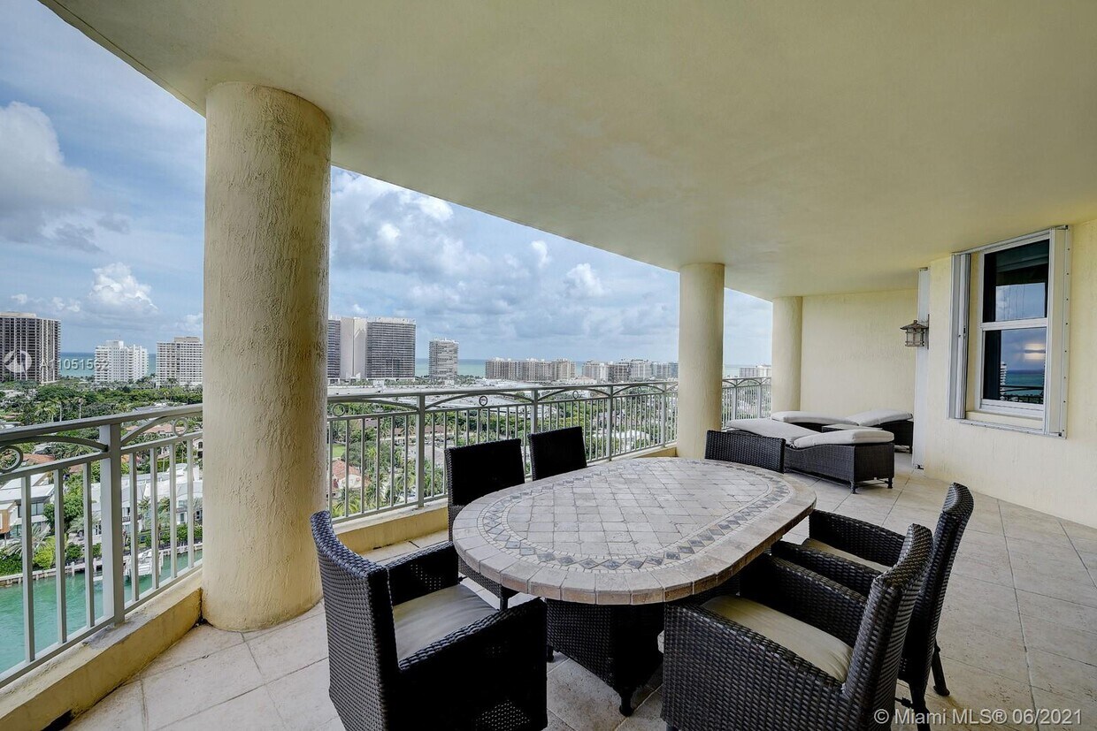 Foto principal - 9751 E Bay Harbor Dr