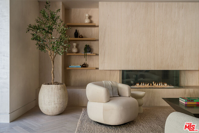 Foto del edificio - 1028 N Hillcrest Rd