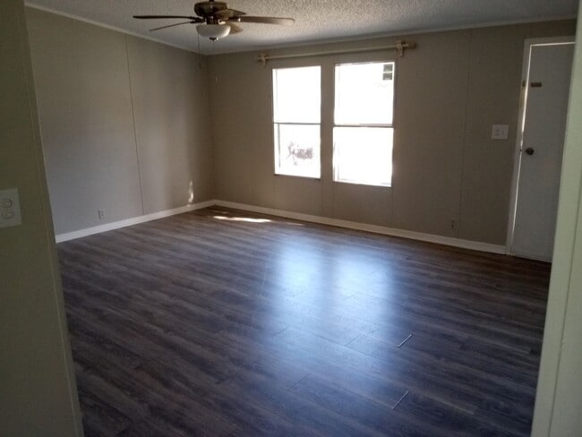 Foto del edificio - 3 Bed 2 Bathroom Single Family