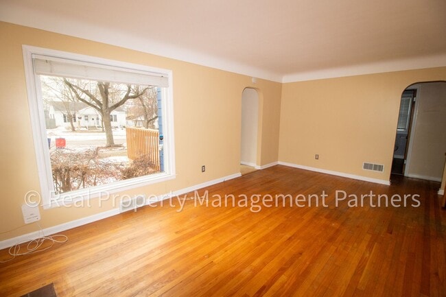 Foto del edificio - Spacious 3-Bedroom Home in Alger Heights – Modern Kitchen, Private Yard & Garage