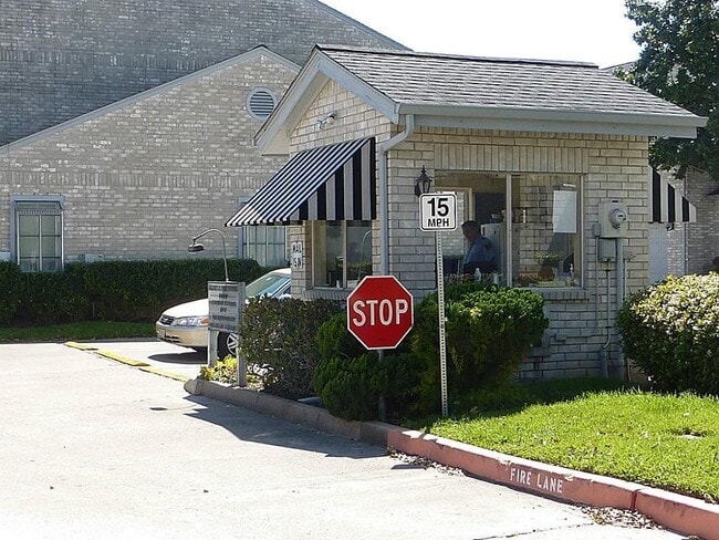 Building Photo - 642 Wilcrest Dr