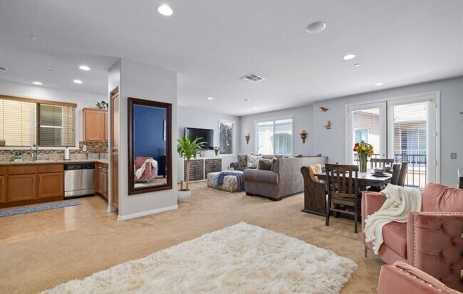 Foto del edificio - 4 Bed, 4 Bath Home with Solar, A/C, Washer/Dryer and 4 Parking Spaces